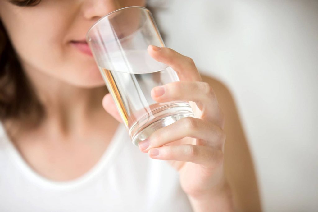Cách chữa da bị sạm nắng bằng cách uống đủ nước