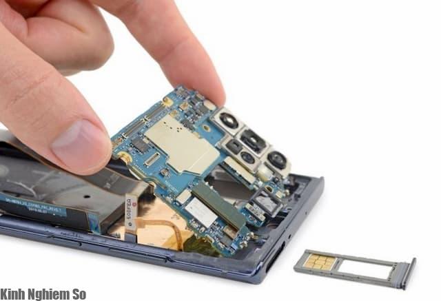 Bắt đầu tháo rời khay SIM + thẻ nhớ microSD và bo mạch chứa cụm 4 camera của máy