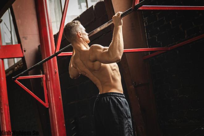 Bài tập Burpee Pull-Up Cách tăng thể lực trong bóng đá tại nhà