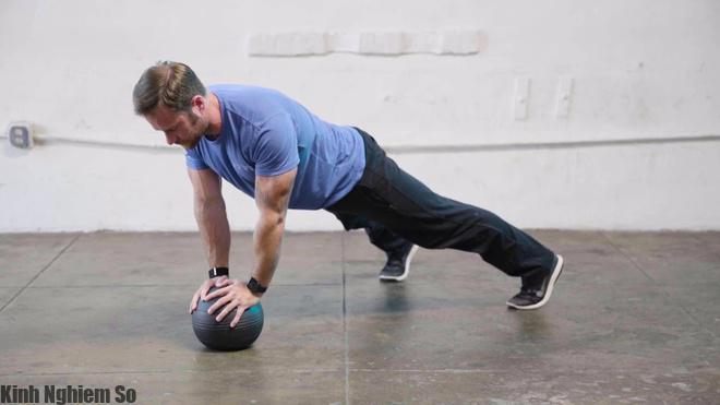 Bài tập Medicine Ball Push Up Rèn luyện thể lực trong bóng đá