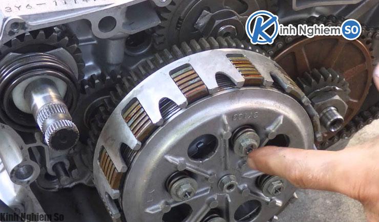 Kiểm tra bảo dưỡng xe máy định kỳ bộ ly hợp Kiểm tra bộ ly hợp xe máy