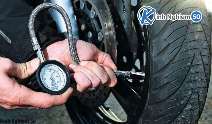Kiểm tra bảo dưỡng xe máy định kỳ phanh và lốp xe Kiểm tra định kỳ phanh và lốp xe