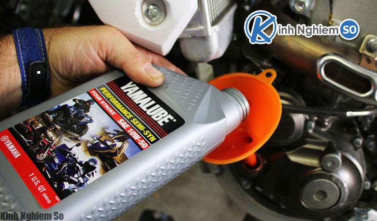 Kiểm tra bảo dưỡng xe máy định kỳ thay dầu nhớt xe Kiem tra dinh ky dau nhot xe may