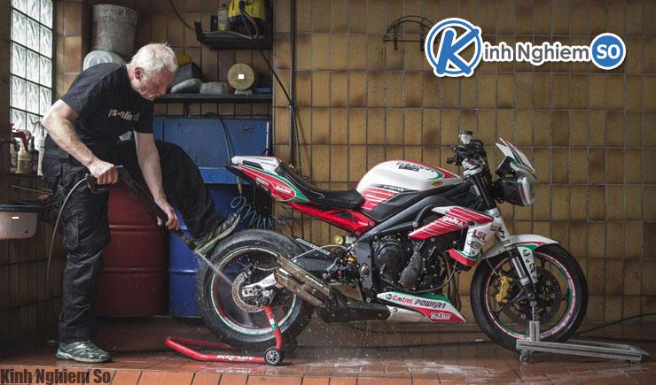 Kiểm tra bảo dưỡng xe máy định kỳ khi vệ sinh xe Vệ sinh xe máy định kỳ