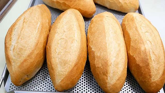 Làm bánh mì bằng nồi chiên không dầu giòn ngon