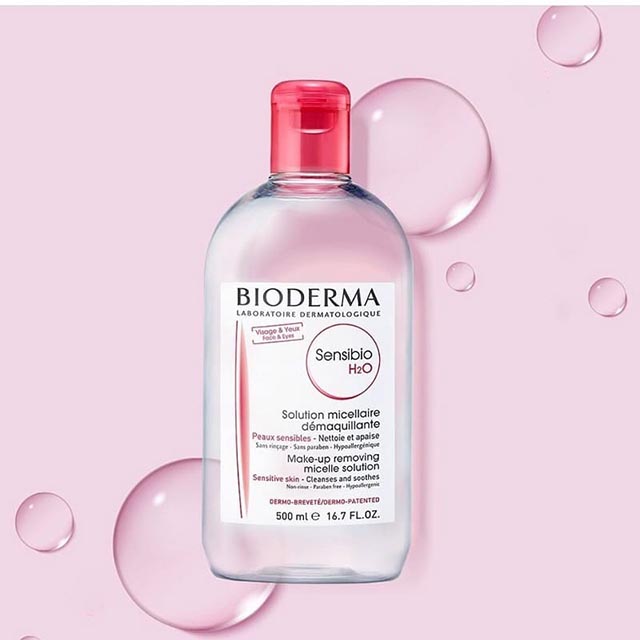 Dùng nước Bioderma để tẩy trang da mặt đúng cách