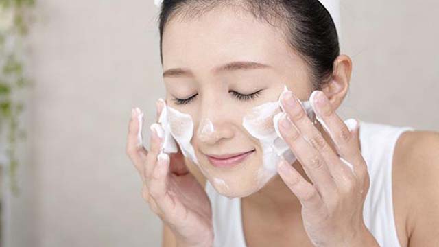 Cách làm sạch da mặt bằng sữa rửa mặt