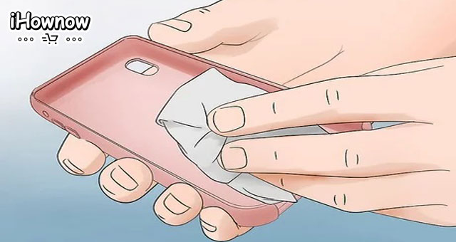 Cách tẩy vết mực trên ốp lưng điện thoại bằng nước rửa móng tay